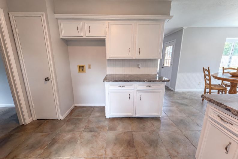 Photo 10 of 25 of 16121 Lakeview Dr, Jersey Village, TX
