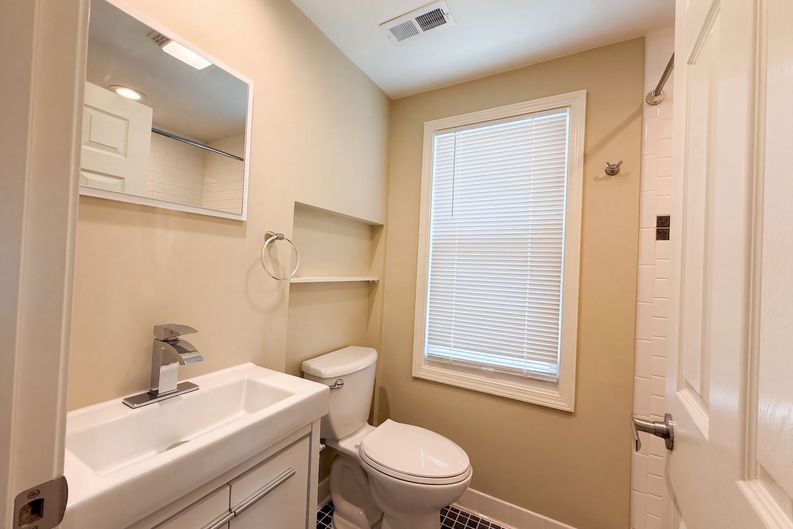 Photo 13 of 38 of 20919 Hollywood St, Harper Woods, MI