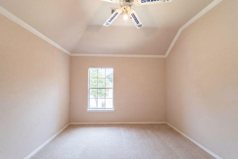 Photo 13 of 27 of 2533 Vista Creek Ct, Garland, TX