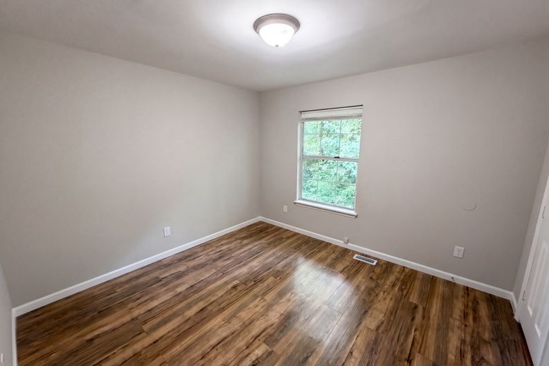 Photo 9 of 19 of 4037 Briarhill Dr, Charlotte, NC