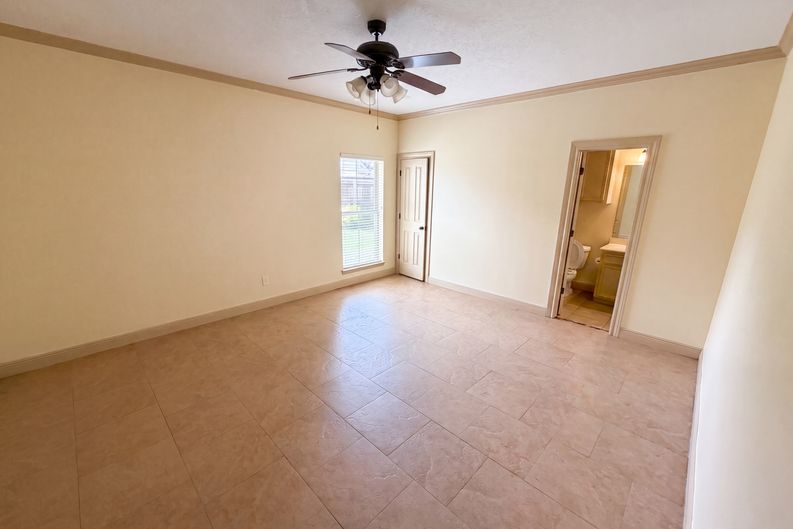Photo 4 of 24 of 7945 Laurelwood St, Beaumont, TX
