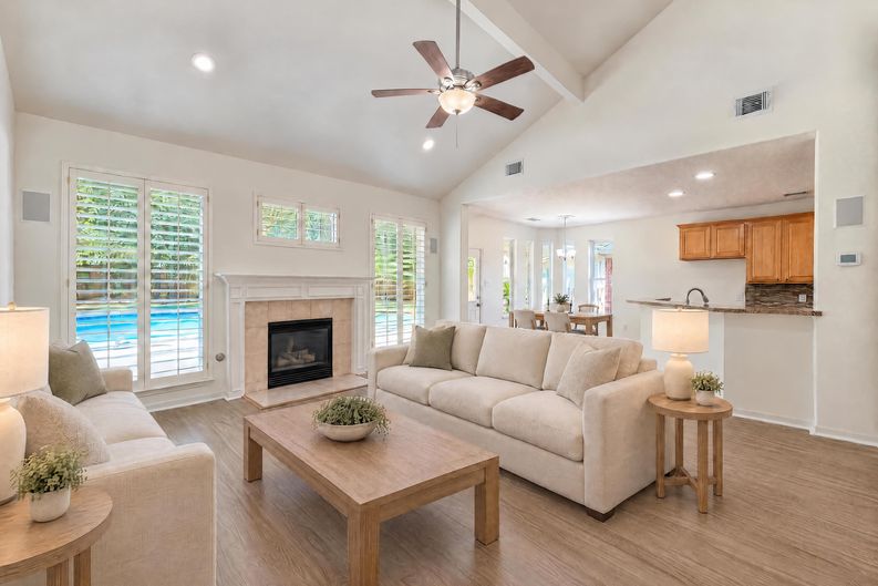Photo 9 of 32 of 7927 High Knoll Ln, Houston, TX