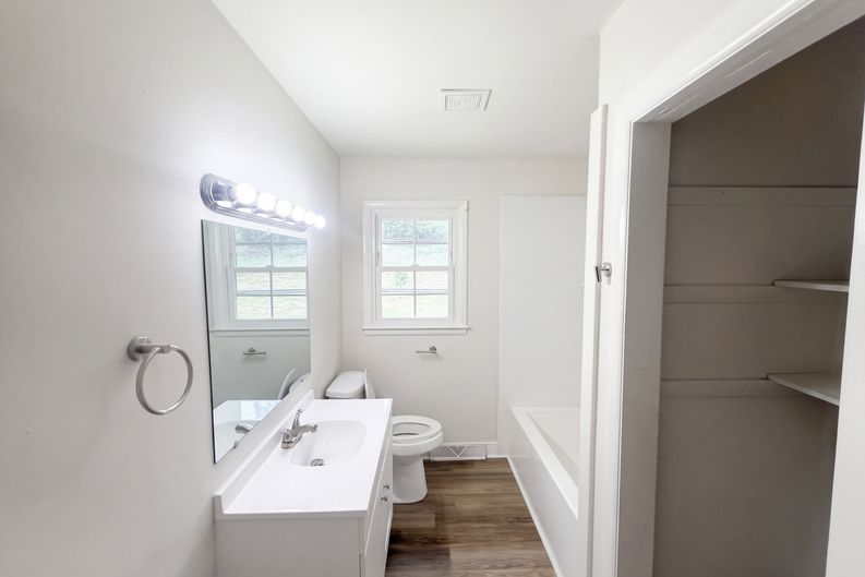 Photo 11 of 26 of 1502 W Meadowview Rd, Greensboro, NC