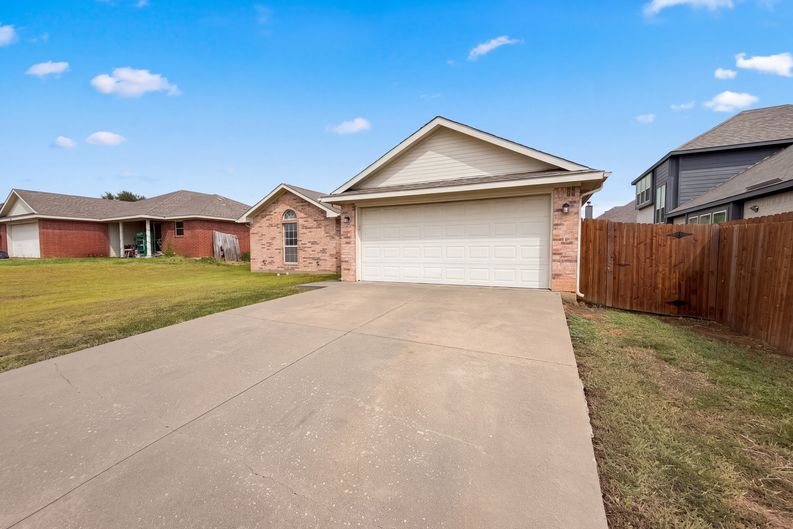 Photo 19 of 21 of 208 Comanche Trl, Alvarado, TX
