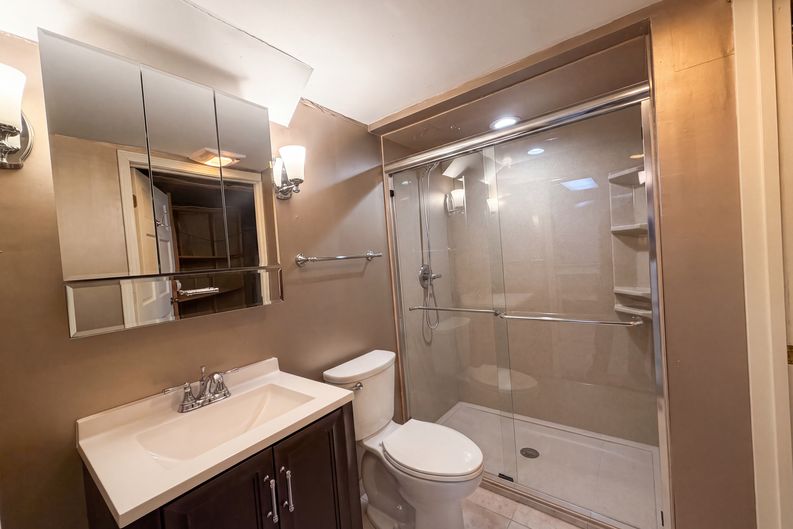 Photo 17 of 27 of 6916 N Overland Dr, Kansas City, MO