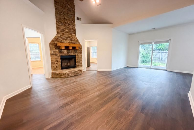 Photo 3 of 20 of 101 Cambridge Pointe Dr, Alabaster, AL