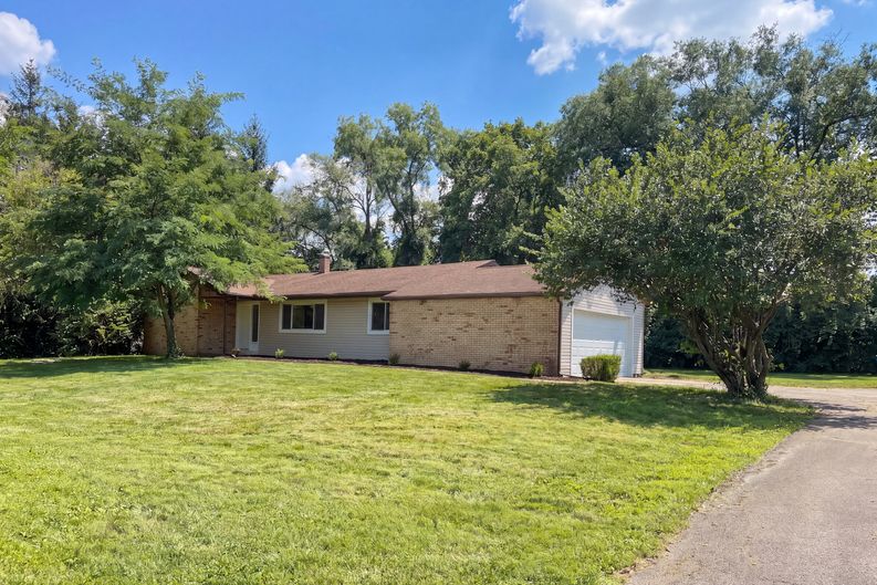 Photo 8 of 36 of 725 Lawson Dr, Westerville, OH