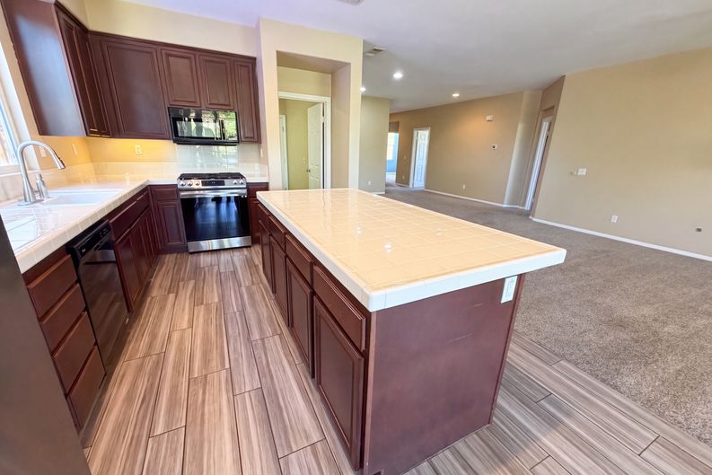 Photo 7 of 24 of 3136 Hibiscus Pt, Hemet, CA