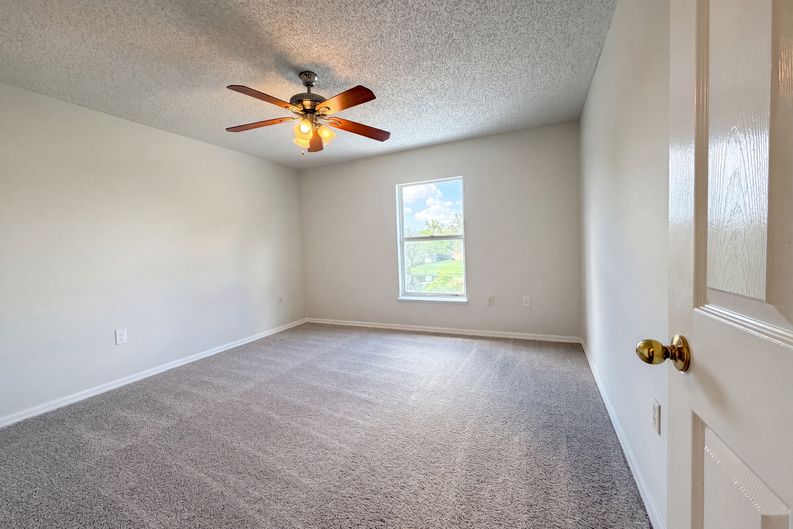 Photo 14 of 26 of 2158 Willesdon Dr W, Jacksonville, FL