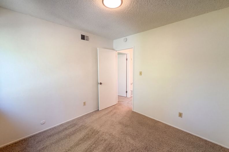 Photo 16 of 36 of 6800 Havenhurst Dr, Sacramento, CA