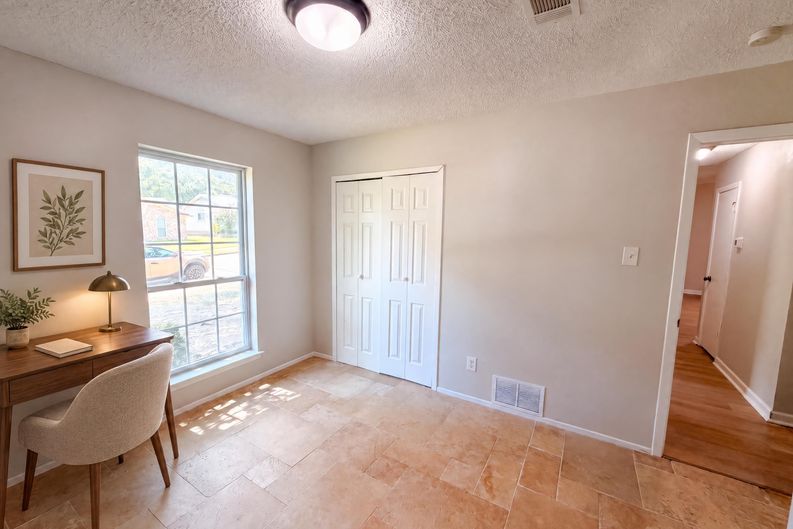 Photo 9 of 17 of 922 Meadowdale Cir, Garland, TX
