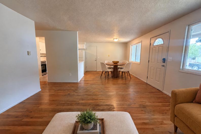 Photo 3 of 16 of 3910 SE 71st Ave, Portland, OR