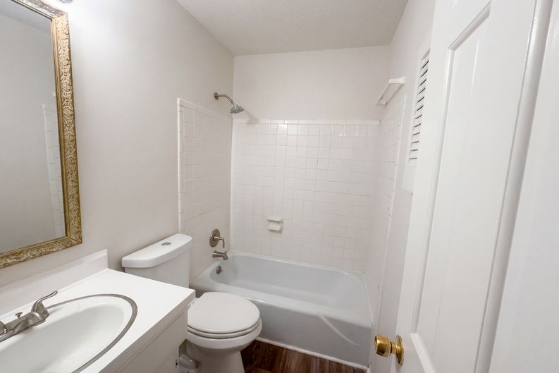 Photo 16 of 21 of 3229 Regents Park Ln, Greensboro, NC