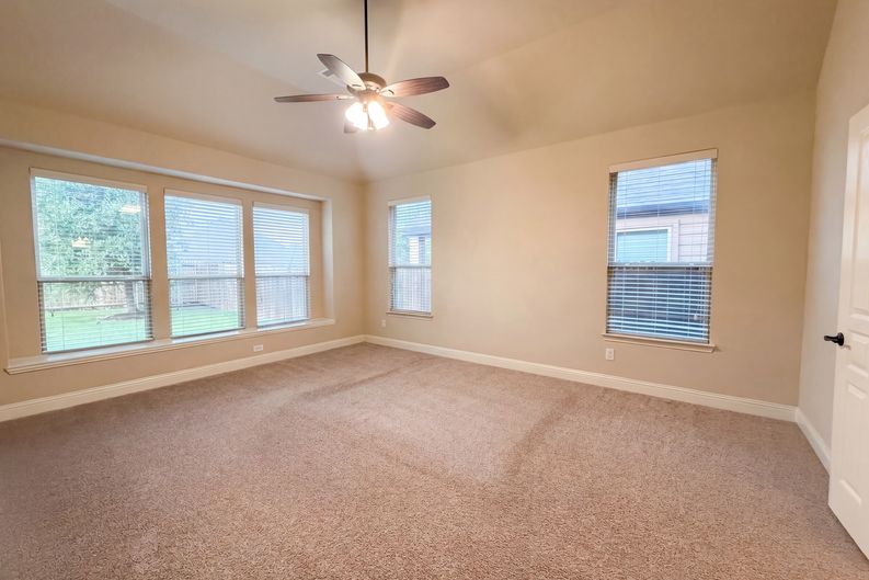 Photo 4 of 34 of 725 Lyndhurst Dr, Anna, TX