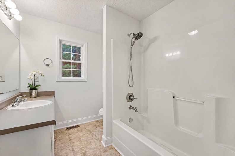 Photo 8 of 17 of 4750 Dalena Dr, Claremont, NC