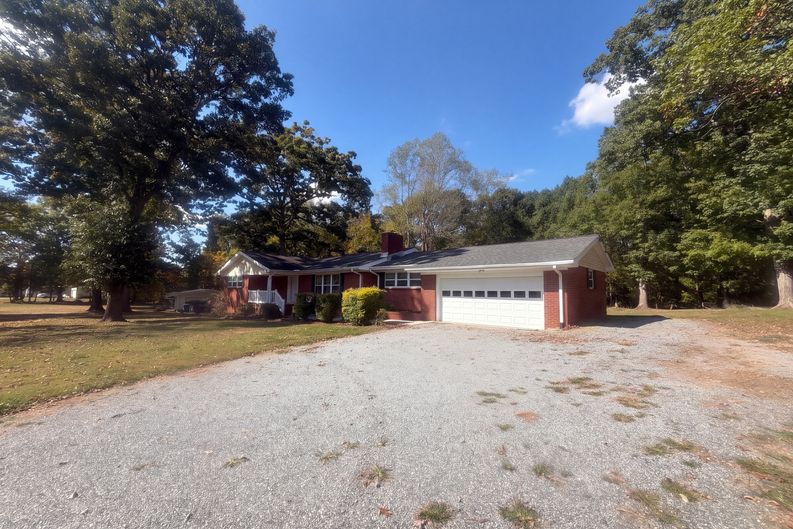 Photo 23 of 25 of 637 Williamsdale Rd, Graham, NC