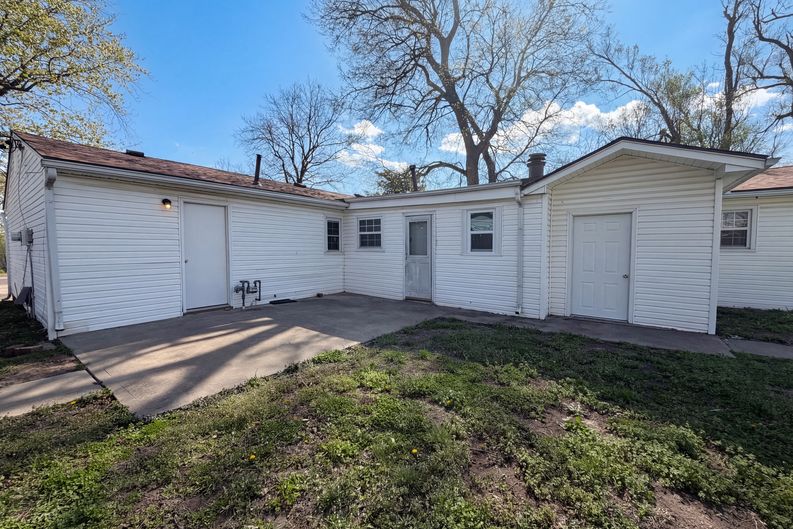 Photo 5 of 17 of 410 B St, Belton, MO