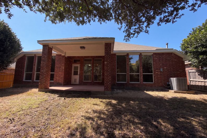 Photo 5 of 21 of 8526 Vista Grande Dr, Dallas, TX