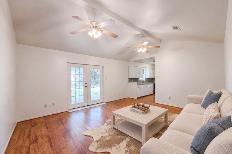 Photo 3 of 18 of 3506 Oxford Rd, Alvin, TX