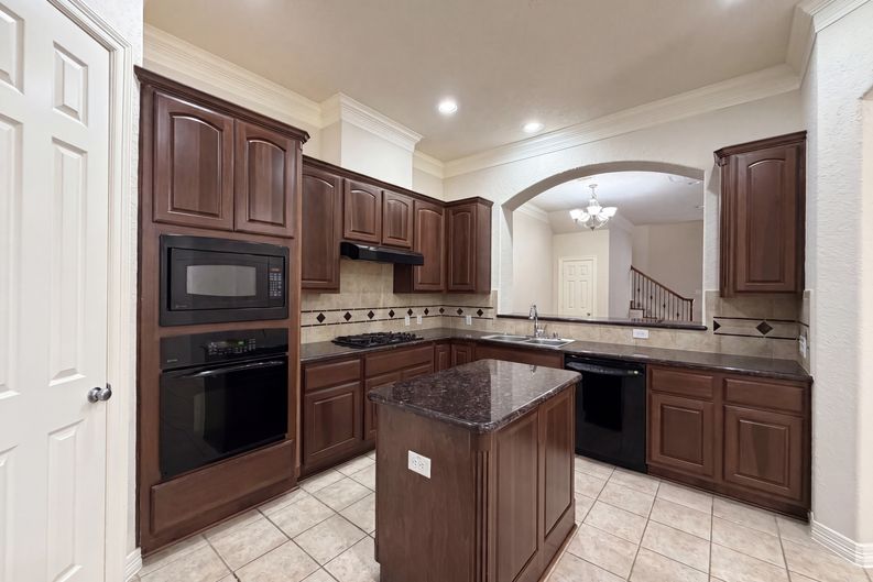 Photo 7 of 21 of 2942 Royal Oaks Crst, Houston, TX