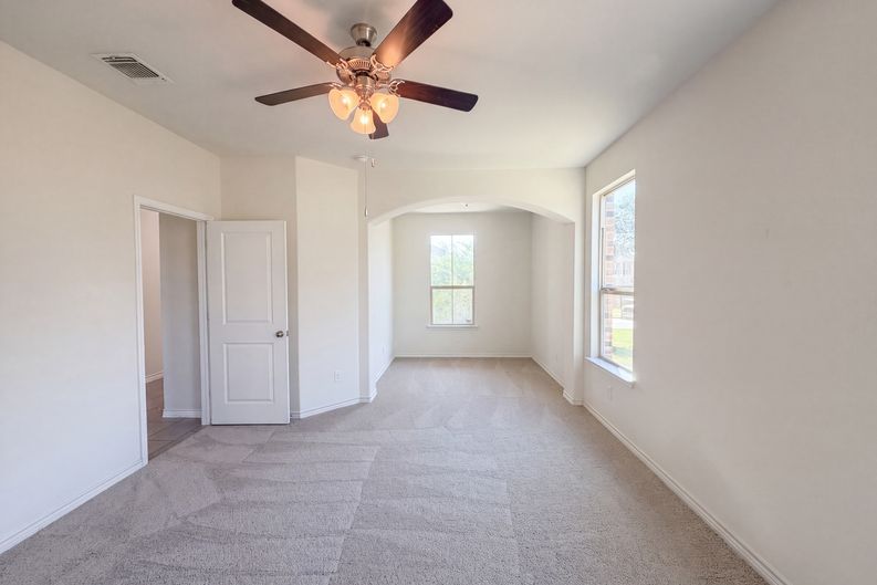 Photo 7 of 19 of 5614 Fenton Ln, Belton, TX