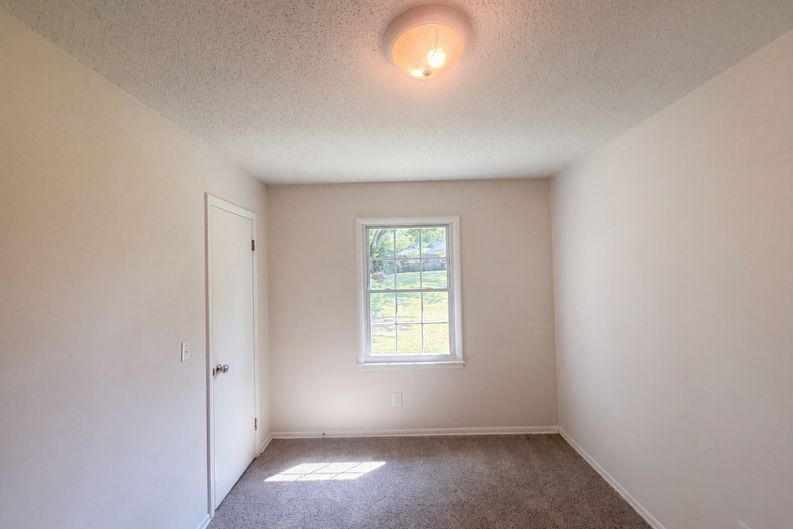 Photo 8 of 19 of 2605 Lamroc Rd, Greensboro, NC