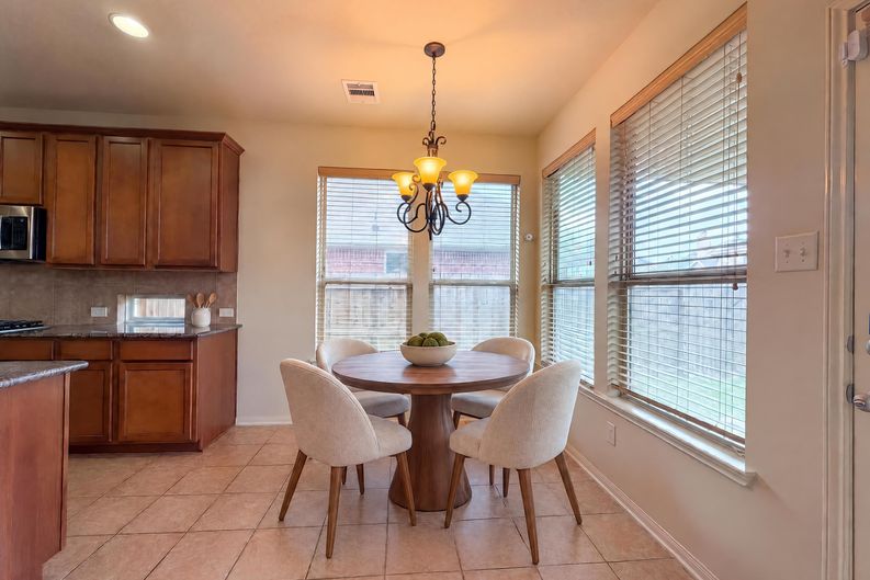 Photo 11 of 25 of 4710 Autumn Pine Ln, Houston, TX