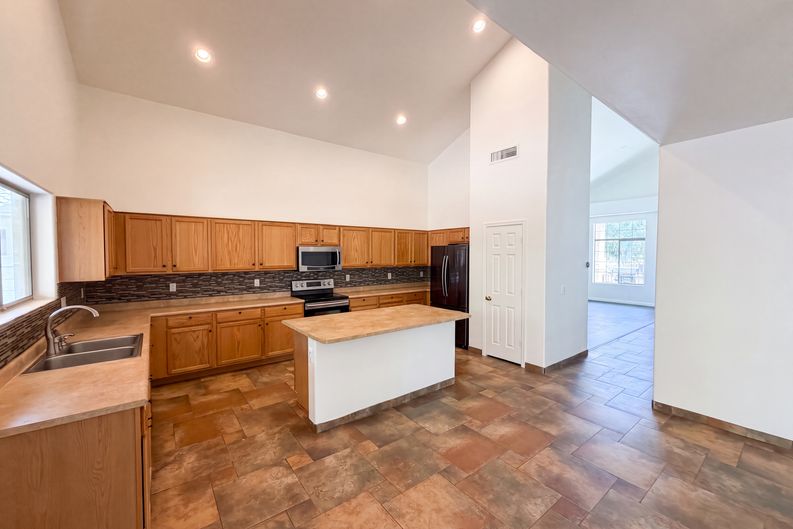Photo 9 of 39 of 7428 S 15th Dr, Phoenix, AZ