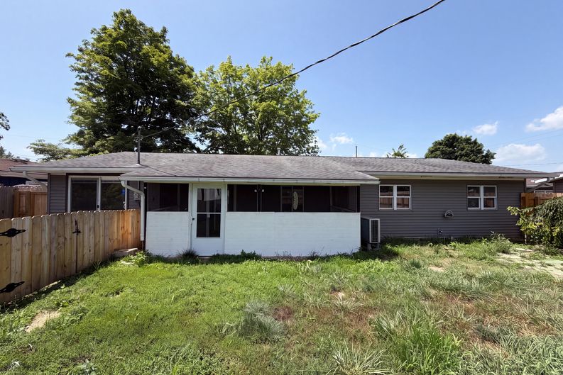 Photo 5 of 15 of 932 Lincoln Dr, Circleville, OH