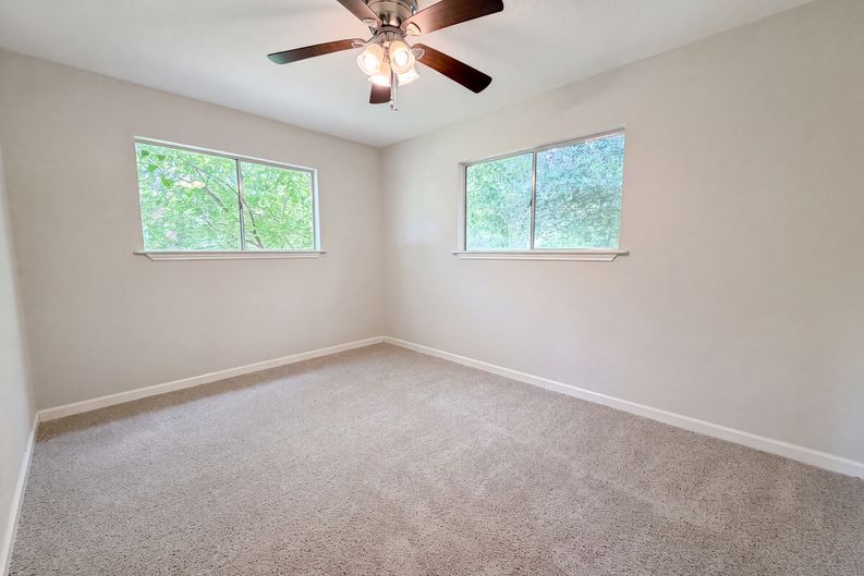 Photo 9 of 16 of 102 Dartmoor Dr, Schertz, TX