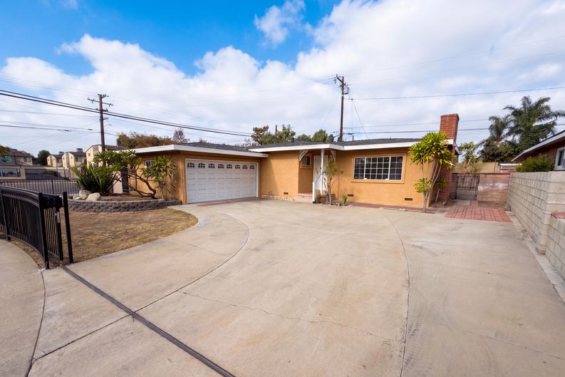 Photo 24 of 31 of 1426 S Rita Way, Santa Ana, CA