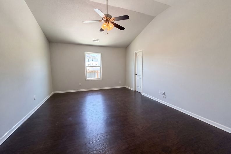 Photo 4 of 17 of 4034 Rosfield Dr, Charlotte, NC