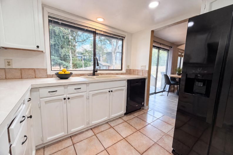 Photo 8 of 16 of 4246 Spring Rock Cir, West Linn, OR
