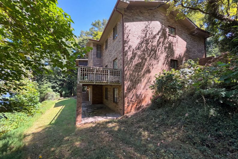 Photo 8 of 39 of 210 Lakeview Dr, Seneca, SC
