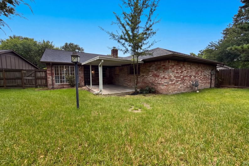 Photo 5 of 22 of 16338 Hollow Wood Dr, Houston, TX
