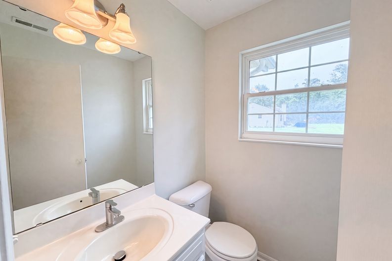 Photo 8 of 25 of 4213 Mallard Dr, Batavia, OH