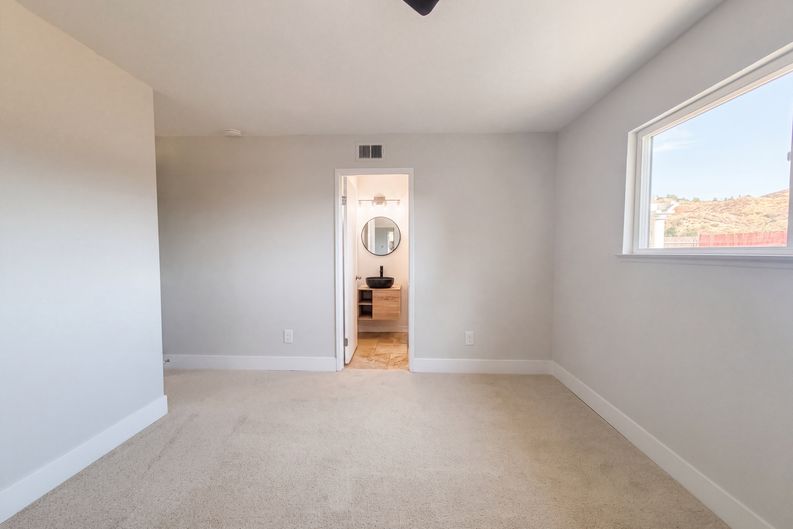 Photo 16 of 25 of 14602 Rosecourt Dr, Canyon Country, CA