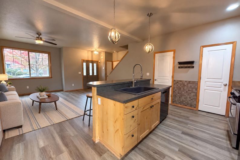 Photo 6 of 25 of 146 NE American Dr, McMinnville, OR