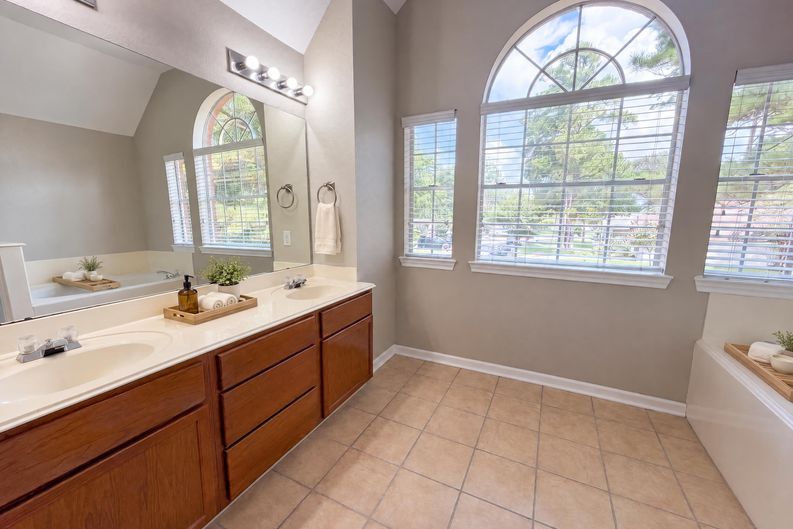 Photo 16 of 21 of 12159 Hawthorne Dr, Montgomery, TX