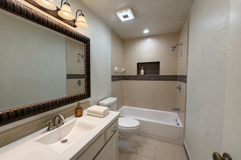 Photo 16 of 18 of 4750 Backenberry Dr, Friendswood, TX