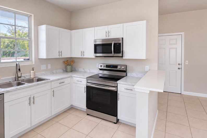 Photo 3 of 15 of 1295 N Railroad Ave, Boynton Beach, FL