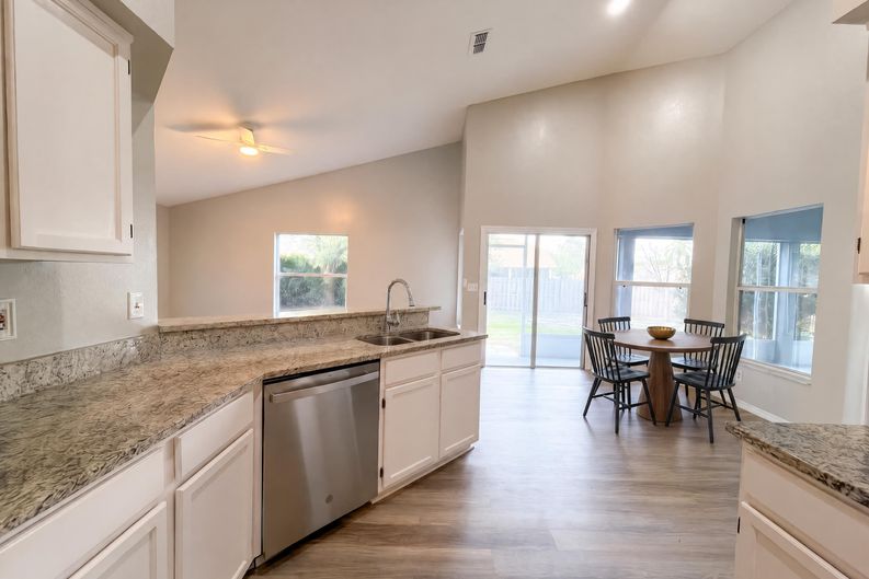 Photo 8 of 41 of 9703 Glenpointe Dr, Riverview, FL
