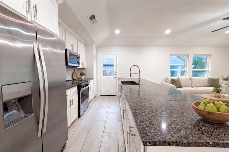 Photo 8 of 20 of 709 W Hull St, Denison, TX