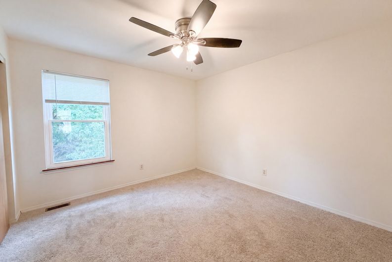 Photo 11 of 30 of 923 Keeneland Rd, Florissant, MO