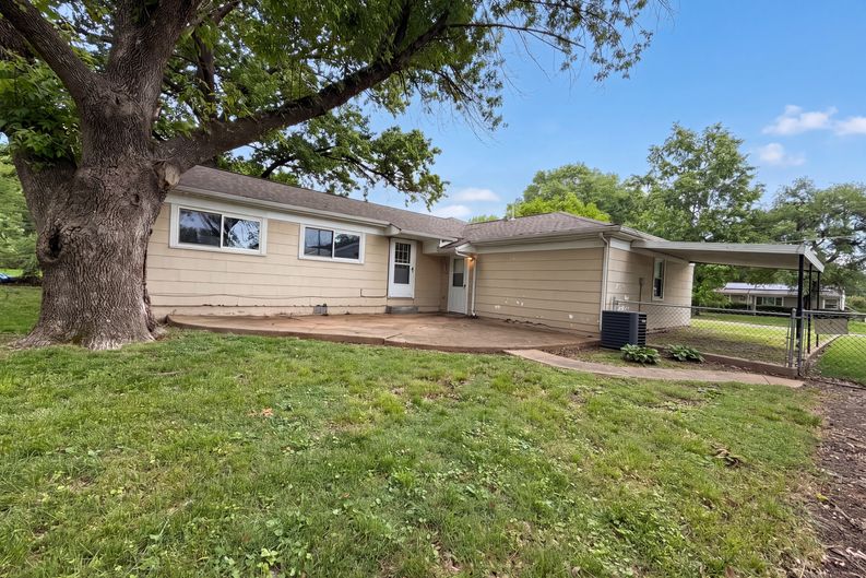 Photo 5 of 21 of 1607 N 17th St, Belleville, IL