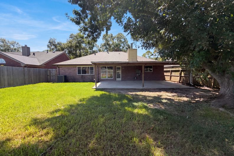 Photo 5 of 18 of 4750 Backenberry Dr, Friendswood, TX