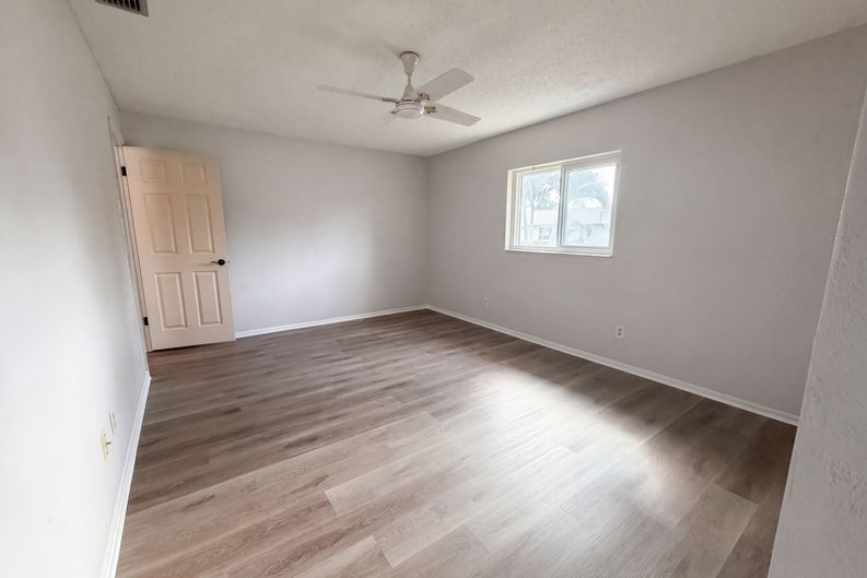Photo 4 of 21 of 9605 NW 81st St, Tamarac, FL