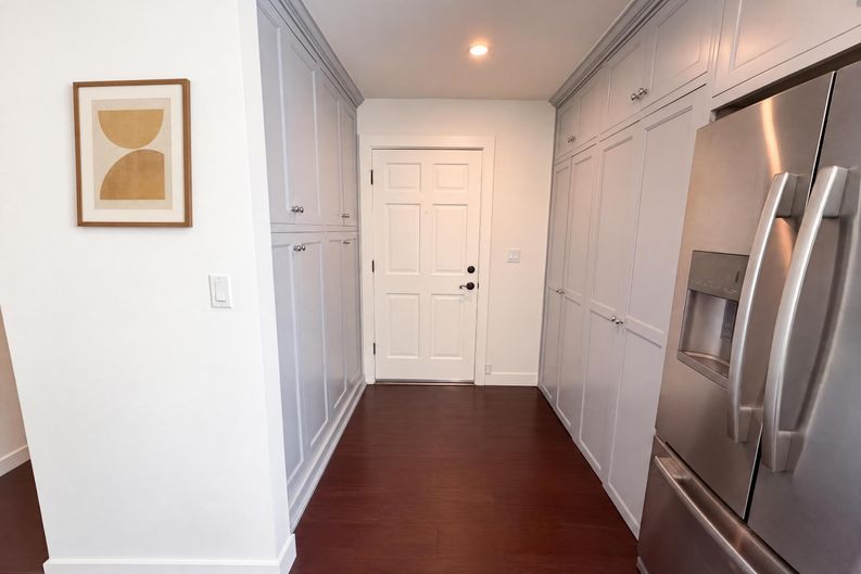 Photo 7 of 29 of 1110 Queen Anne Pl, Los Angeles, CA