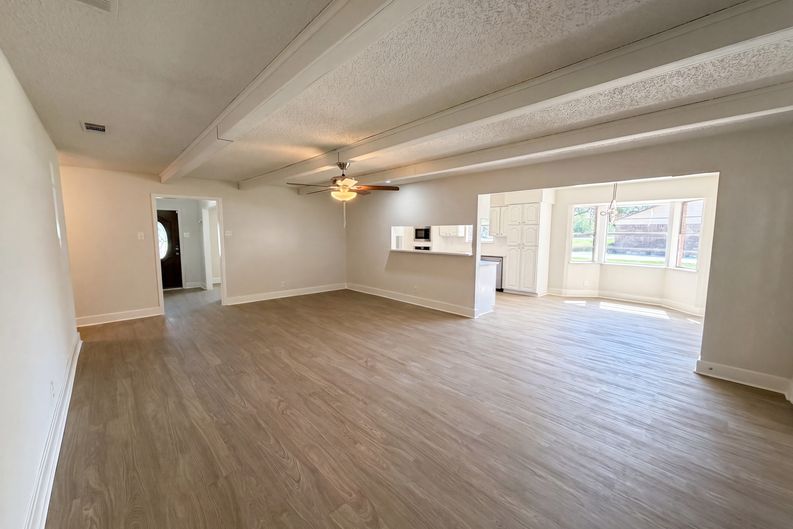 Photo 8 of 18 of 5917 Raza Rd, Pearland, TX