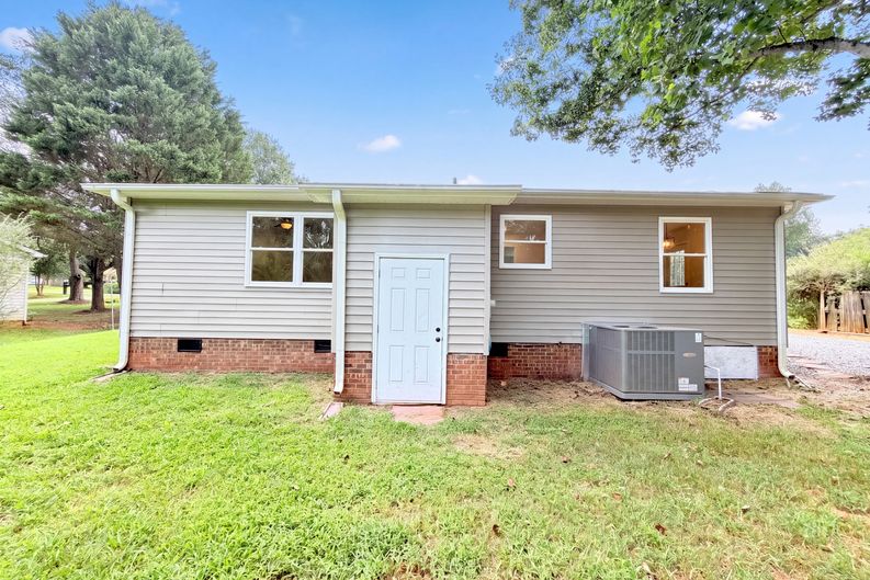 Photo 5 of 16 of 8332 Clear Meadow Ln, Charlotte, NC